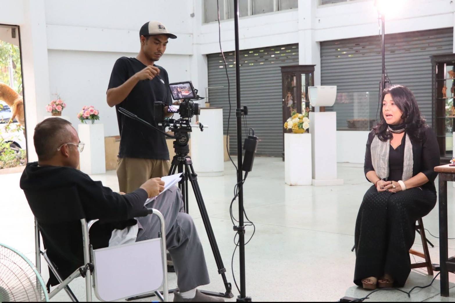 title - เลขาธิการ ส.ป.ก. บันทึกเทปให้สัมภาษณ์กิจกรรมการดำเนินงานผลสำเร็จของศูนย์ศิลปาชีพบางไทรฯ ณ ศูนย์ส่งเสริมและพัฒนาอาชีพเสริมนอกภาคการเกษตร